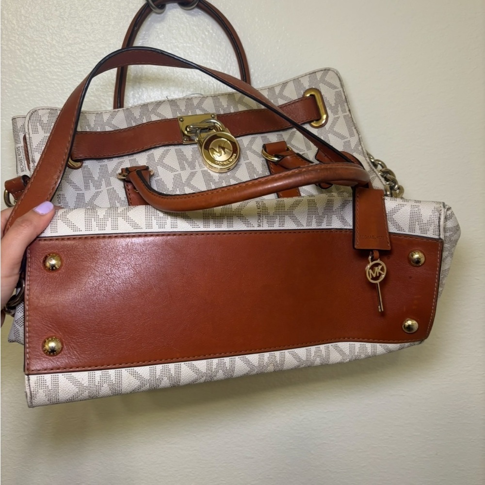 Michael Kors Beige/Acorn Signature Hamilton Tote with Gold Hardware - Picture 6 of 8